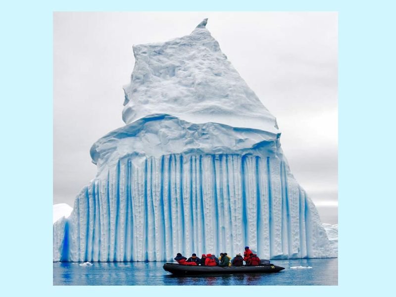 Iceberg con rayas azules