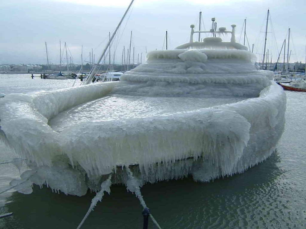 Barco cubierto de hielo